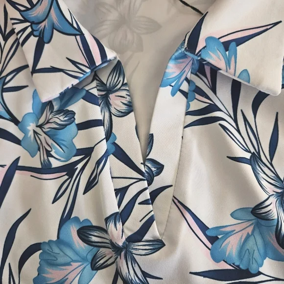 New size M/L women's top, great for golf, pickleball, tennis, etc. - Picture 2 of 5